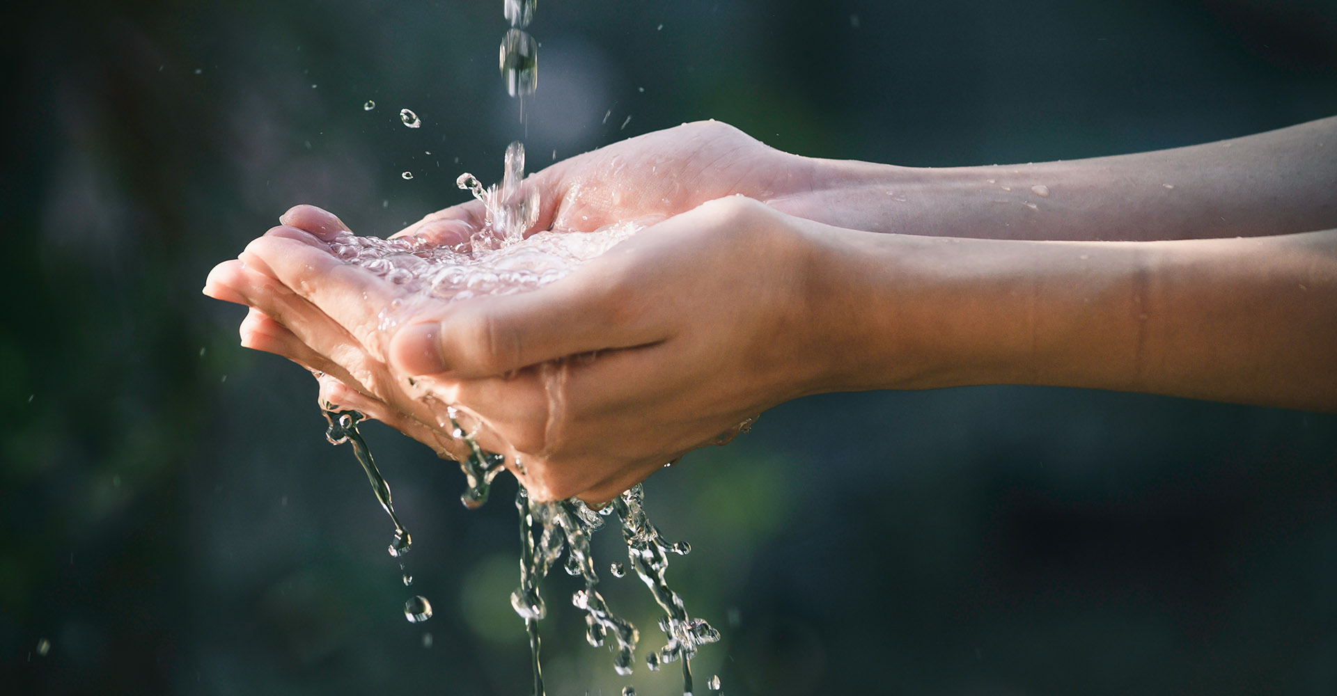 Mains avec eau